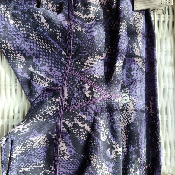 Lululemon Wunder Under Leggings. Luxtreme material - Picture 4 of 5